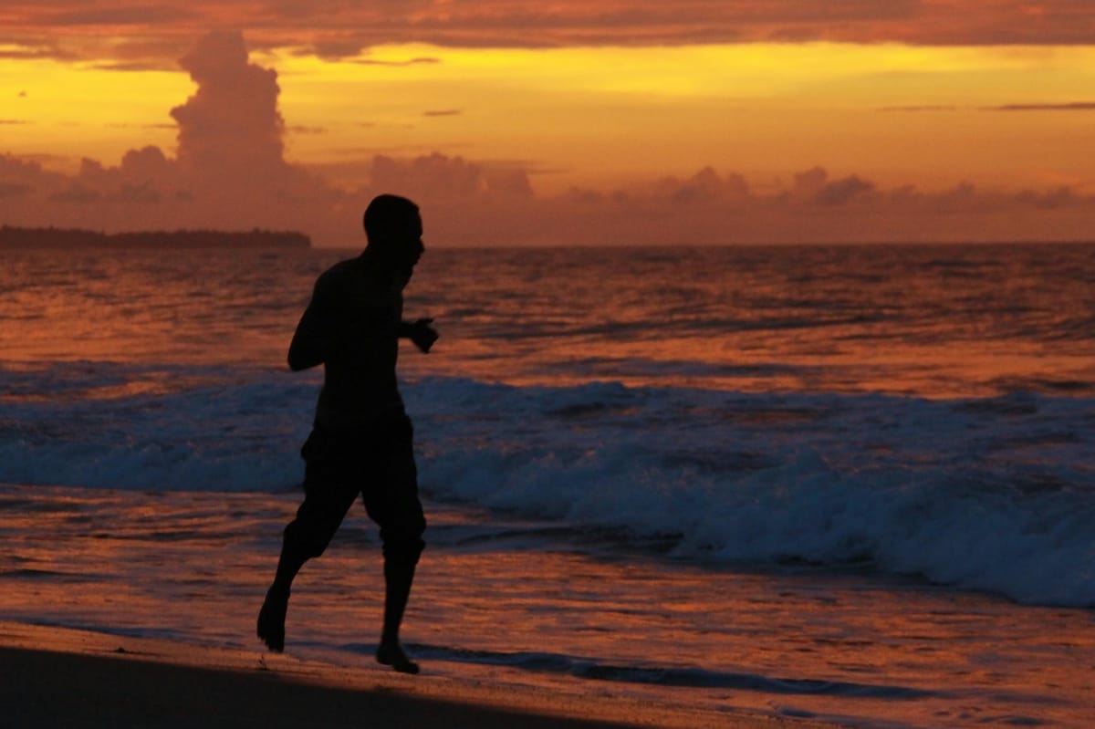 Pros y contras de correr por la playa