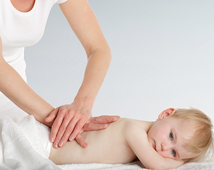 Sesión de fisioterapia pediátrica en Clínica Bailío Córdoba