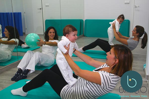 Pilates con bebé en Córdoba: recupera tu cuerpo sin dejar a tu hijo